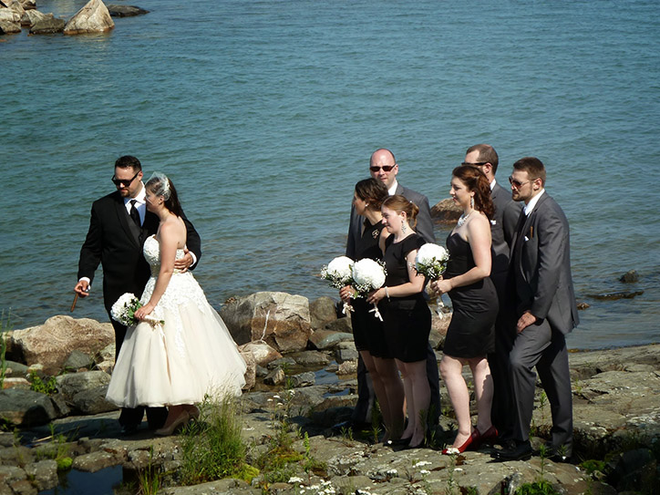 wedding-party-lakeside